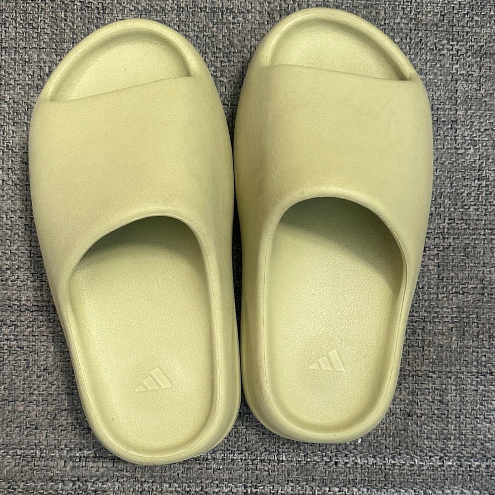 YEEZY SLIDES SIZE 4 mens